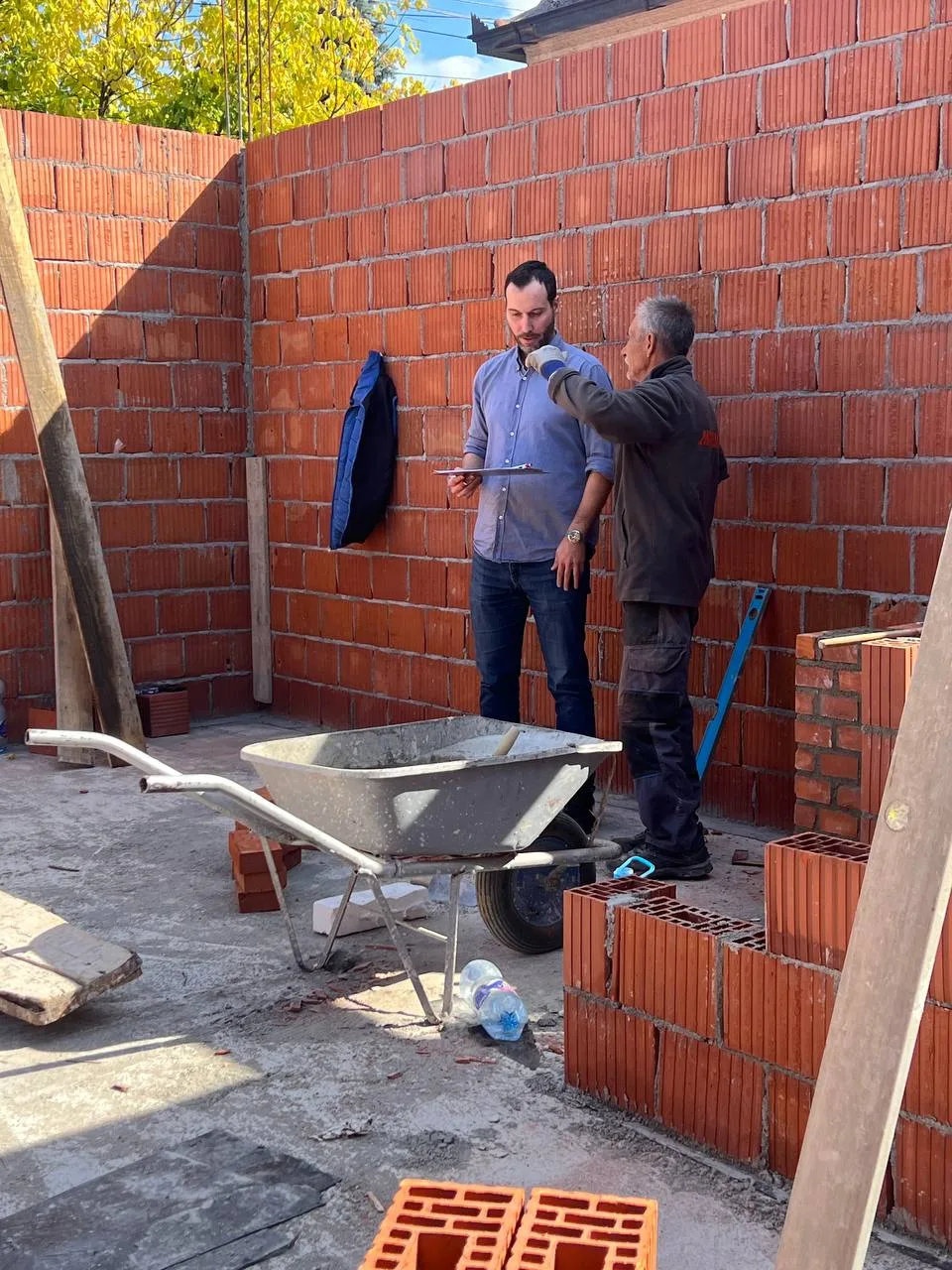 Jovan Milivojević u košulji, sa skicom tokom razgovora na gradilištu