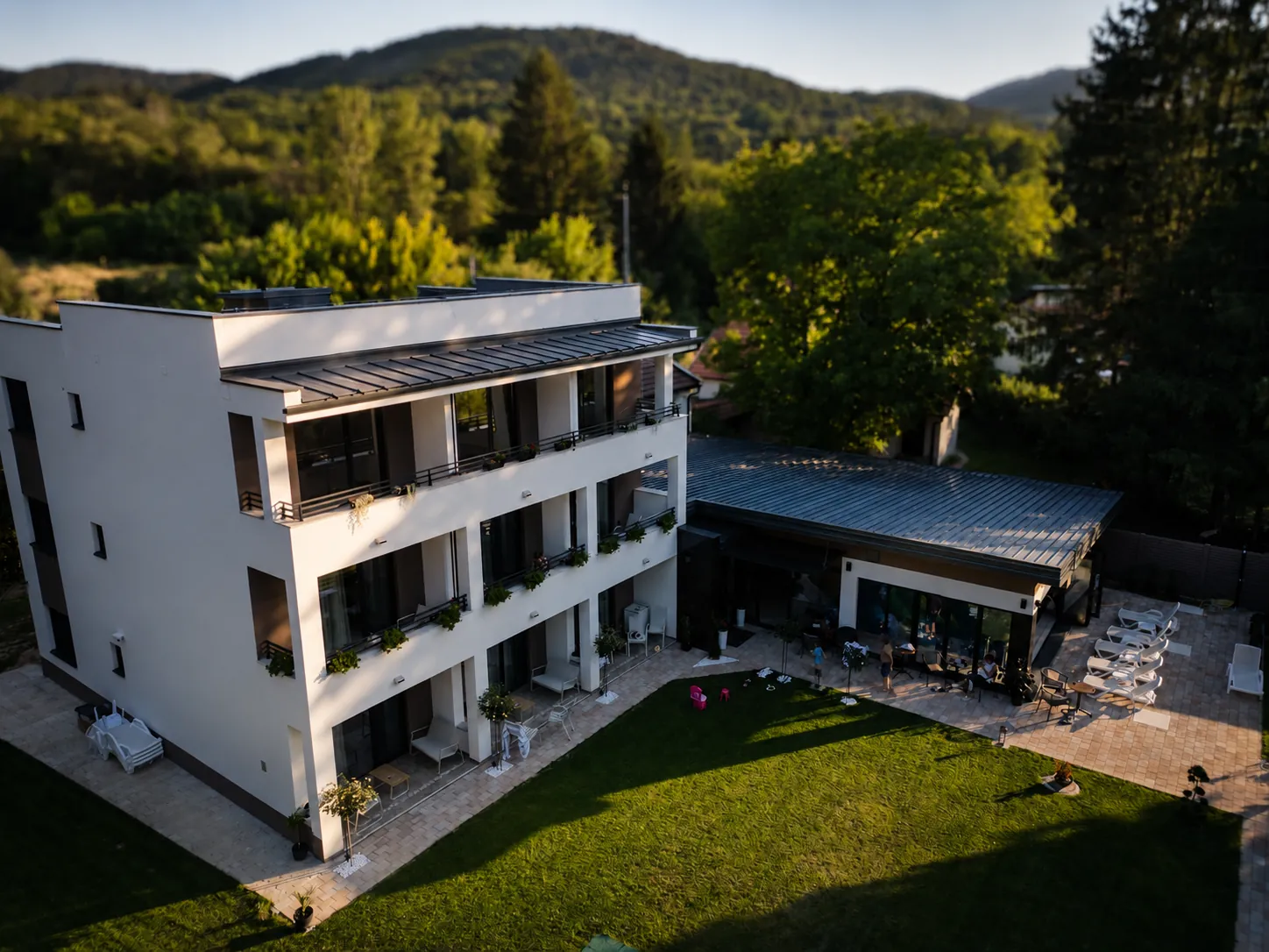 Fotografija izgrađene Vile Pozitiv u Sisevcu: vila sa apartmanima na tri etaže, lođe sa žardinjerama i objekat zatvorenog bazena